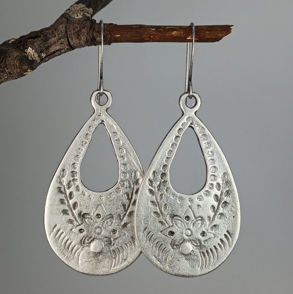 HAND CRAFTED EARRINGS Boho Vintage Style Silver Teardrop Flower Rustic Dangle - Picture 3 of 6
